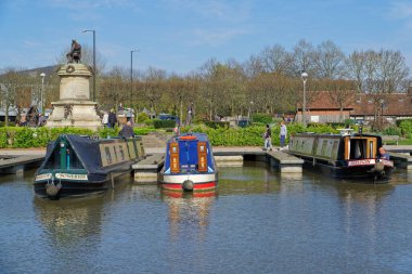 Stratford-upon-Avon 'daki dar İngiliz kanallarında 24 Nisan, Birleşik Krallık 2021' de seyrüsefer için uzun botlar