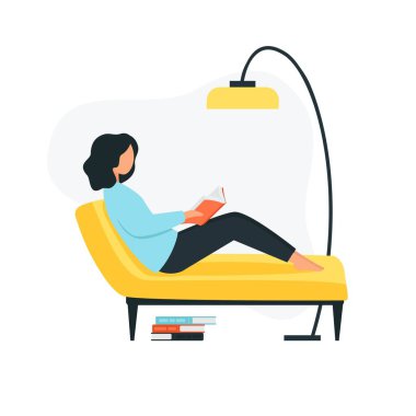 Kız kanepede oturur ve bir kitap okur. Genç bayan odada dinleniyor..