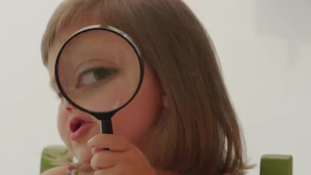 Słodka Dziewczynka Używająca Szkła Powiększającego Mówiąca Uśmiechnięta Ręczna Fotka Dziecko — Wideo stockowe