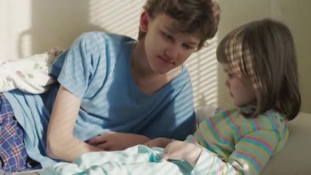 Dua Saudara Berbaring Kamar Tidur Remaja Laki Laki Mengajar Untuk — Stok Video