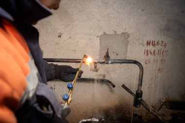 Kyiv hizmet ekipleri tıkalı ısıtma borularını ısıtıyorlar