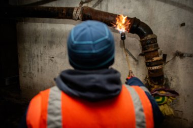 Kyiv hizmet ekipleri tıkalı ısıtma borularını ısıtıyorlar