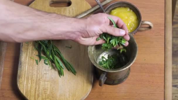 Mani maschili che spremono il succo da un'erba medicinale — Video Stock