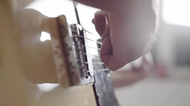 Close-up de instrumento musical, homem tocando guitarra elétrica, cordas — Vídeo de Stock