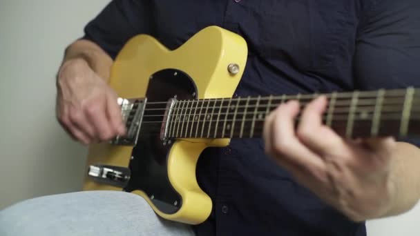 Guitarrista, close-up de cordas, na guitarra elétrica — Vídeo de Stock