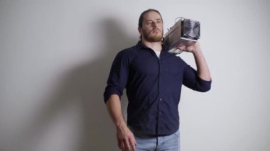 Omzunda madencilik çiftliği olan atletik yapılı bir adam engelleme zincirine inanır.