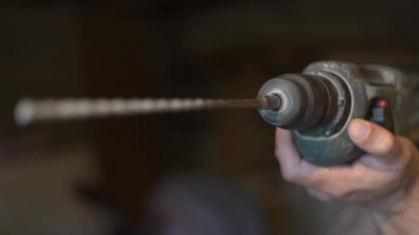 Perfurador, broca de martelo, nas mãos de um construtor masculino — Vídeo de Stock