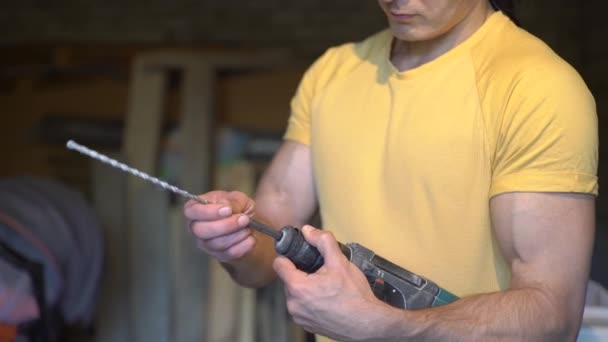 Dans les mains du constructeur une perforatrice, perceuse à marteaux — Video