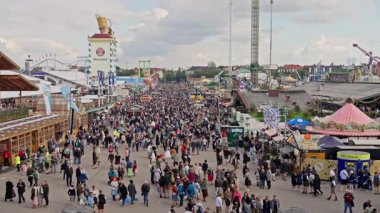 Dünyanın en büyük bira festivali Oktoberfest - Theresienwiese, Münih, Almanya 'da 3 Ekim' de halk şenlikleri ve bira çadırları. 2025 yılı. Yüksek kalite 4 bin. Yüksek kalite 4k görüntü