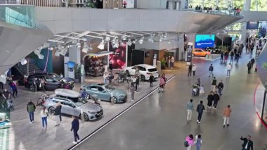 Ekim 03, 2025. Münih. Almanya. BMW Welt 'in içi, müşteriler için çok işlevli bir sergi merkezi. BMW Deutschland. Bayerische Motoren Werke AG. Münih 'in BMW Dünya Ticaret Merkezi. - Evet. Yüksek kalite 4k görüntü