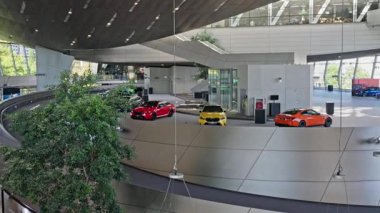 Ekim 03, 2025. Münih. Almanya. BMW Welt 'in içi, müşteriler için çok işlevli bir sergi merkezi. BMW Deutschland. Bayerische Motoren Werke AG. Münih 'in BMW Dünya Ticaret Merkezi. 4k