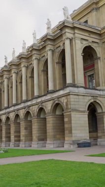 Klasik bir binanın nefes kesici manzarası zarif kemerler ve karmaşık dekoratif heykeller sergiliyor. MÜZİK, GERÇEK - 03 EKİM 2025