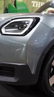 Ekim 03 2025. Münih, Almanya. Sergi pavyonu bmw welt. Araba Mini Cooper. BMW Welt galerisi. Mini John Cooper Çalışıyor. JCW 'de. Münih Olimpiyat Parkı 'ndaki BMW Welt Sergisi. Yüksek kalite 4k görüntü