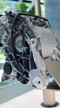 Gelişmiş mühendisliğin zirvesini gösteren gelişmiş bir yüksek teknoloji motor bileşenine yakından bakın.