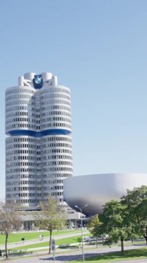 Münih 'teki BMW Müze Merkezi, 3 Ekim 2025, Münih. BMW Karargahı, Münih. Modern mimari, çağdaş tasarım. Otomobil endüstrisi, Almanya 'da araba üreticisi. Yüksek kalite 4k görüntü