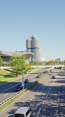 Münih 'teki BMW Müze Merkezi, 3 Ekim 2025, Münih. BMW Karargahı, Münih. Modern mimari, çağdaş tasarım. Otomobil endüstrisi, Almanya 'da araba üreticisi. Yüksek kalite 4k görüntü