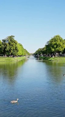 Münih, Almanya Ekim 03. 2025 Güzel Nymphenburg Sarayı. Schloss Nymphenburg. Münih 'te ünlü ve popüler bir turistik yer. İnanılmaz sabah gün doğumu ışığı. Yüksek kalite 4k