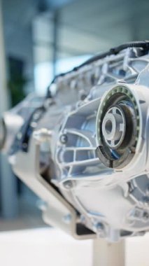 Gelişmiş mühendisliğin doruk noktasını gösteren gelişmiş bir yüksek teknoloji motor bileşenine yakından bakın. Yüksek kalite 4k görüntü