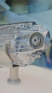 Gelişmiş mühendisliğin zirvesini gösteren gelişmiş bir yüksek teknoloji motor bileşenine yakından bakın.