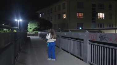 Bir çocuk gece sokakta kaybolur, şehirde yürürken ve ailesini ararken. Küçük bir çocuk hafifçe aydınlatılmış bir sokakta geziniyor, güçlü bir macera duygusunu somutlaştırıyor..