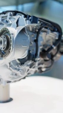 Gelişmiş mühendisliğin zirvesini gösteren gelişmiş bir yüksek teknoloji motor bileşenine yakından bakın.