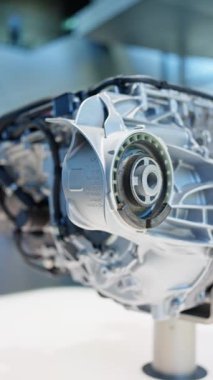 Gelişmiş mühendisliğin zirvesini gösteren gelişmiş bir yüksek teknoloji motor bileşenine yakından bakın. Yüksek kalite 4k görüntü