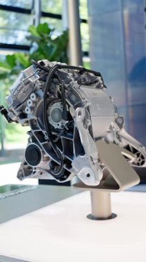 karmaşık motor ekran, mükemmel otomotiv güç treni ışıklandırma ile birlikte kaidede, motor bileşenlerinin doğal ışıklandırma ve modern endüstriyel tasarım elementleri ile eğitici gösterimi