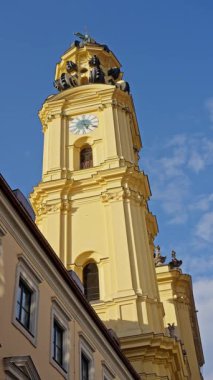 MÜZİK, ALMANY - 03 Ekim 2025: Theatine Church. 17. yüzyılda Almanya 'nın Münih şehrinde Barok mimarisinde inşa edildi. Tiyatroylairche. Yüksek kalite 4k görüntü