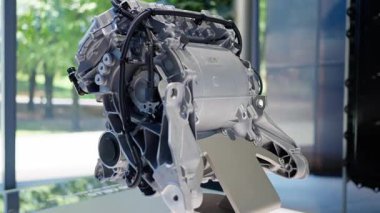 Showroom elektrikli motor kapanışı, hassas mühendislik ve elektrikli motor prototipi imalatı, elektrik motor gösterimi duyarlılığı ve temiz çevre