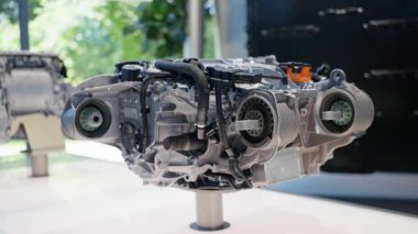 Gelişmiş mühendisliğin doruk noktasını gösteren gelişmiş bir yüksek teknoloji motor bileşenine yakından bakın. Yüksek kalite 4k görüntü