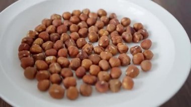 Tüm fındıklar doğal, dekoratif bir şekilde sergilenmiş sıcak ışıklandırma ortamı olan fındık sunumu, sanatsal fotoğraf tüm fındıklar kırsal cazibe ve davetkar atmosfer ile sergilenmektedir.