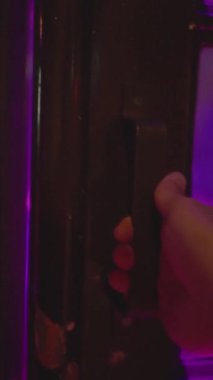 Gece hayatı heyecanı, şehir kulübündeki enerjiyi, ışıltılı girişi akşam eğlencesine davetlileri, parlak neon tabelaları hevesli müşterileri canlı eğlence mekanlarına davet eder.