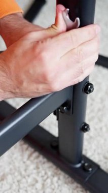 Tamirci, güvenlik desteği için cıvatayı sıkılaştırıyor, donanım donanımında İngiliz anahtarı kullanımının kesin gösterimi, bakım sırasında çelik destek cıvatasının sıkılaştırılması