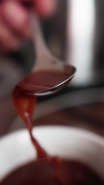 Kusursuz dökme, zarif çikolata tekniğiyle dekoratif ganache parlak kaplama ve zarif akış, detaylara dikkat ederek tatlı ganache dökme sanatı