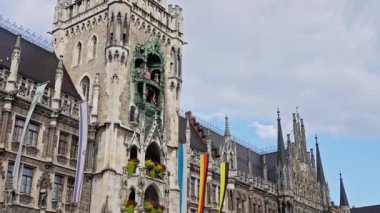 Şehir merkezinde çan çalan Rathaus New Town Hall 'un detayları. Marienplatz Meydanı 'nda. 03 numara. - 10. 2025 yılı. Ağır çekim. 4 bin. Saat Kulesi ya da Glockenspiel, Münih, Almanya. Bakış açısına bakıyorum.