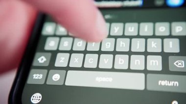 Mesajları hızla hazırlayan ellerin yakın görüntüsü, parlak odada odaklanmış parmak uçlarıyla cep telefonuna yazı yazan kişi, profesyonel çalışma saatlerinde telefonla parmak tıklatma tuşlarına yakın çekim