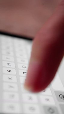 Aygıt üzerinde hızlı başparmak hareketi, ekranda Kiril harflerini hızla yazan parmaklara yakın çekim, modern iletişim bağlamında hızlı başparmak ve parmak hareketleri yakalayan odaklanmış görüntü. 4k görüntü