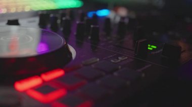 canlı dj dişli, parlak özelliklere sahip renkli denetleyici, titreşen çok renkli ışıkları olan canlı dj ekipmanı, dinamik ışıklandırma efektleri ve dokunmatik kontrolleri içeren parlak dj konsolu