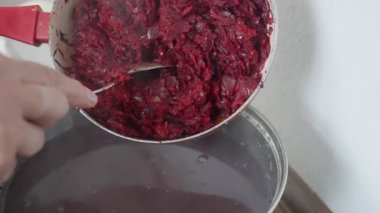 Pancarı kaynayan kaba dökerek, canlı pancarlar gibi buhar yükselir, kırsal mutfakta sıcak pancar ile birleşir, elleri kesilmiş pancarları köpüren çorbaya aktarır.