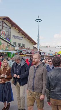 03 10 2025 Münih. Ziyaretçiler, kentin dört bir yanındaki otantik bavyera kültür kutlamalarına katılanlar ve gezginler de dahil olmak üzere canlı Bavyera festivallerine katılıyorlar. Ekim Festivali 