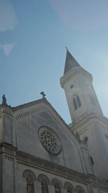 Günışığı tarihi kuleleri aydınlatır, çeşitli dramatik açılardan çekilen kentsel kilise anıtı, fotoğrafçı ve rehber şehrin ortasındaki antik katedralin ayrıntılı özelliklerini gözlemler. 4k görüntü