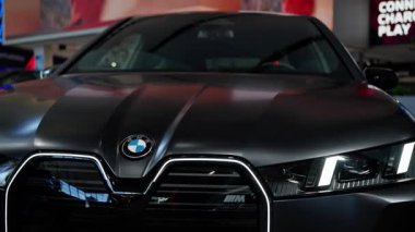 Ekim 03. 2025 Münih. Almanya. Mini bir fıçı araba perakendecisinde. Klasik İngiliz otomobili. Modern tarz. BMW Welt 'in içi, müşteriler için çok işlevli bir sergi merkezi. 4k