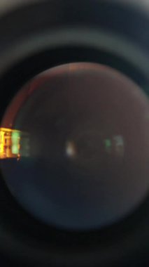 Koyu renk lens atmosferi, iç görünüşdeki sıcak yansımalar, sıcak turuncu parıltıyı vurgulayan iç çekim, sıcak iç aydınlatma ve ince arkaplan efektleri gösteren lenslerin detaylı görünümü