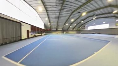 Kapalı Mahkeme Uygulaması, Oyuncu Tekniği Provalar, Koçluk oturumu sırasında raketle boş mavi yüzey, Oyuncu Turu Uygulaması ve Kapalı Kapılar Mavi Saha Bölgesi 'nde Servis Yapıyor