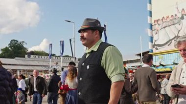 Dünyanın en büyük bira festivali Oktoberfest - Theresienwiese, Münih, Almanya 'da 3 Ekim' de halk şenlikleri ve bira çadırları. 2025 yılı. Yüksek kalite 4 bin. Yüksek kalite 4k görüntü