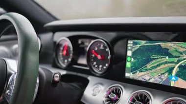 Gösterge paneli, harita rotası, direksiyon ve kırmızı göstergeler solda, uydu stili görüntüler ve kılavuz ok, ayrıntılı rota örtüsü ve otoban manzarası, kendinden emin yol planlaması