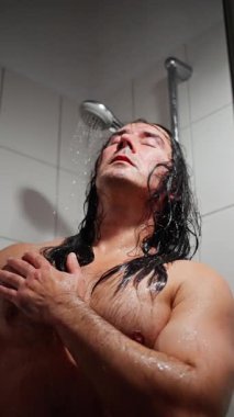 Erkek Duşun Altında Dokunan Göğüs Dalgalı İfadesiyle Su Islak Saç ve Gövde Üzerinden Damlıyor Aktör Duygusal Rahatlama Özel Banyo Işığı Damlaları, Sıcaklık,