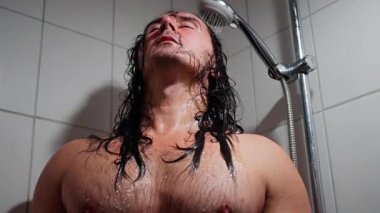 Erkek Tazelenmiş, Kafkas Adam Temiz Su Akımından Hoşlanıyor, Erkek Akan Su Altında Banyo Yaparken Duygusallığı Gösteriyor, Görünür Göğsü Olan Adam Duşta Duygusal Rahatlamayı Kucaklıyor