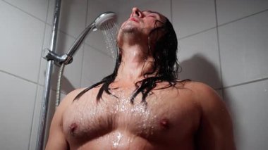 Duşun Altında Huzurlu Bireysel, Tiled Space 'de Duşun Altında Sakince Duran Huzurlu Adam, Tiled Banyo Ortamı' nda Huzurlu Duş Sabitleme Deneyimi