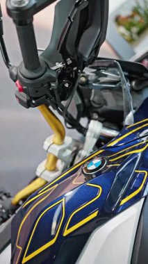 Münih 'teki BMW Müze Merkezi. Gelişmiş yenilikçi ve fütüristik estetiği barındıran bu çarpıcı araba tasarımını keşfedin ve keşfedin. MÜZİK, Almanya - Ekim 03, 2025. Yüksek kalite 4k görüntü